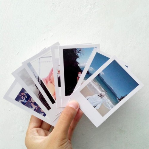Foto pantai dalam tumpukan cetakan Polaroid