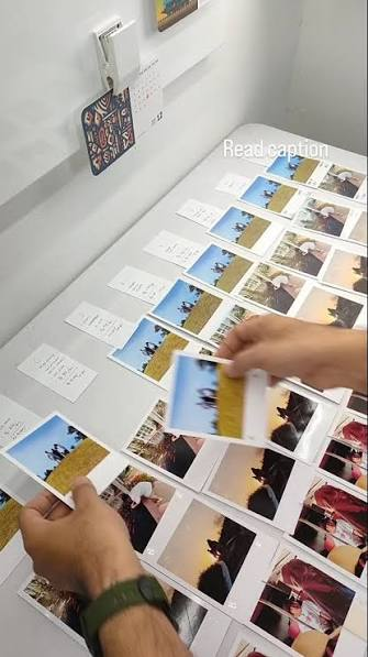 Proses menyortir foto cetak di atas meja
